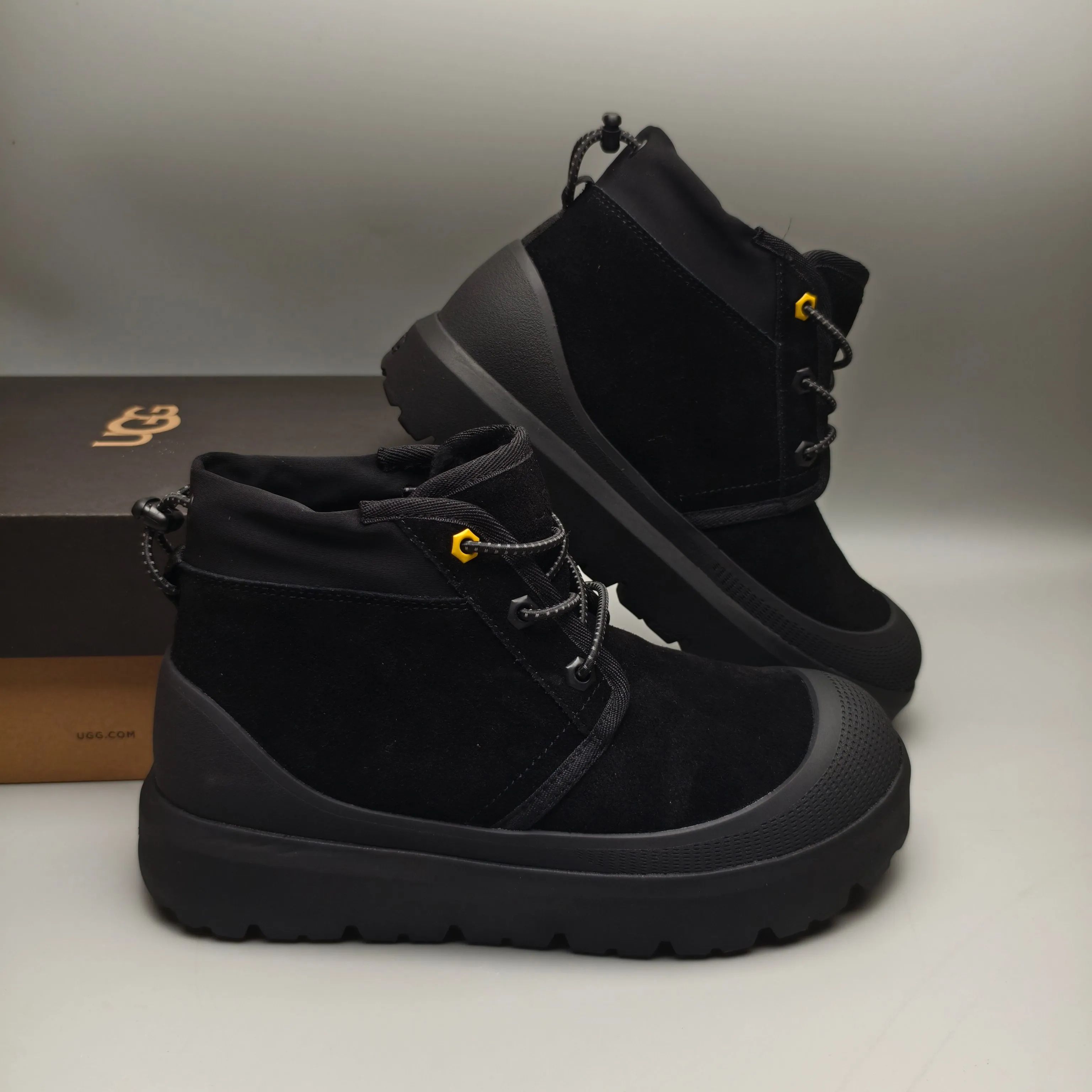 Couple model 👫 💰560 UGG sheepskin all-in-one snow boots 3991 Tasman Weather Hybrid snow boots 👢 Wang Yibo's same 👏 classic Tasman shoe model is added with a large orange sole, functional color contrast design, environmentally friendly waterproof and snowproof material, which is both fashionable and functional. At the same time, it is paired with the new UGG Keen furry color-blocking jacket. Bright orange and maroon collide to create a new light outdoor style and open up a new travel experience in early autumn! Using the best materials, the 17mm fur integrated surface is warmer and breathable, and the outsole is upgraded to a lightweight and wear-resistant light wing technology outsole!  Color: Black White Red Blue Light Gray Dark Gray Military Green Yellow Size: 35-46